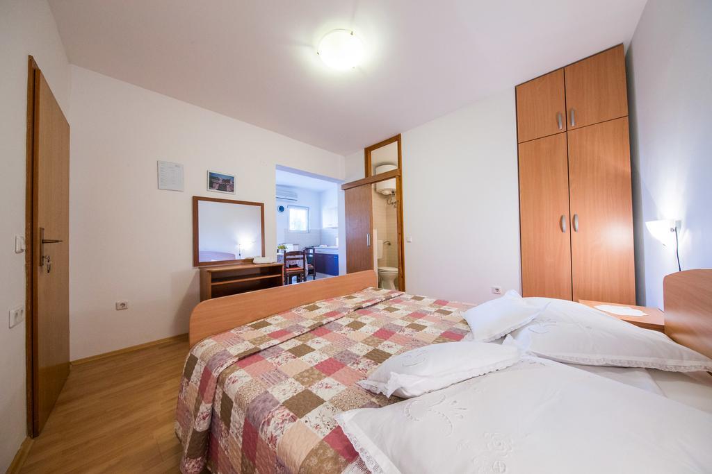 Garden Apartments Komiza Ngoại thất bức ảnh