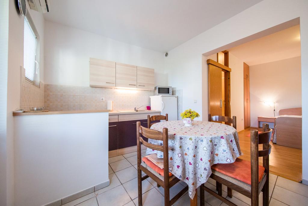 Garden Apartments Komiza Ngoại thất bức ảnh