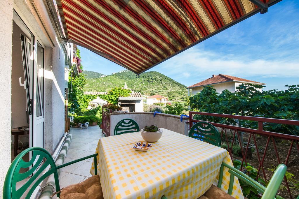 Garden Apartments Komiza Ngoại thất bức ảnh