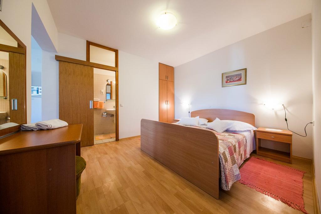 Garden Apartments Komiza Ngoại thất bức ảnh