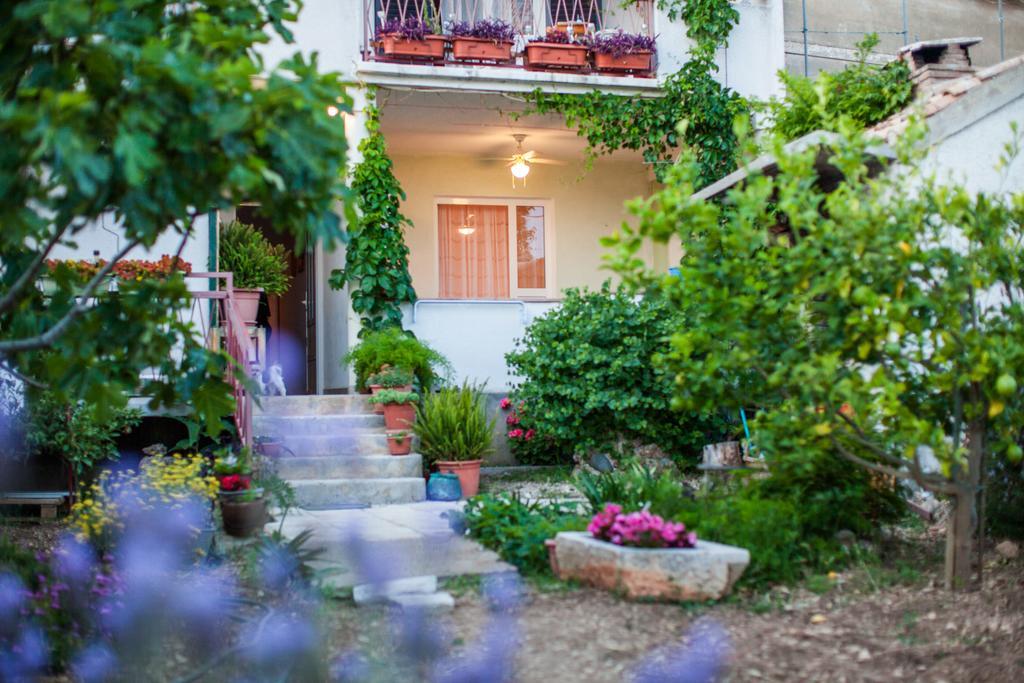 Garden Apartments Komiza Ngoại thất bức ảnh