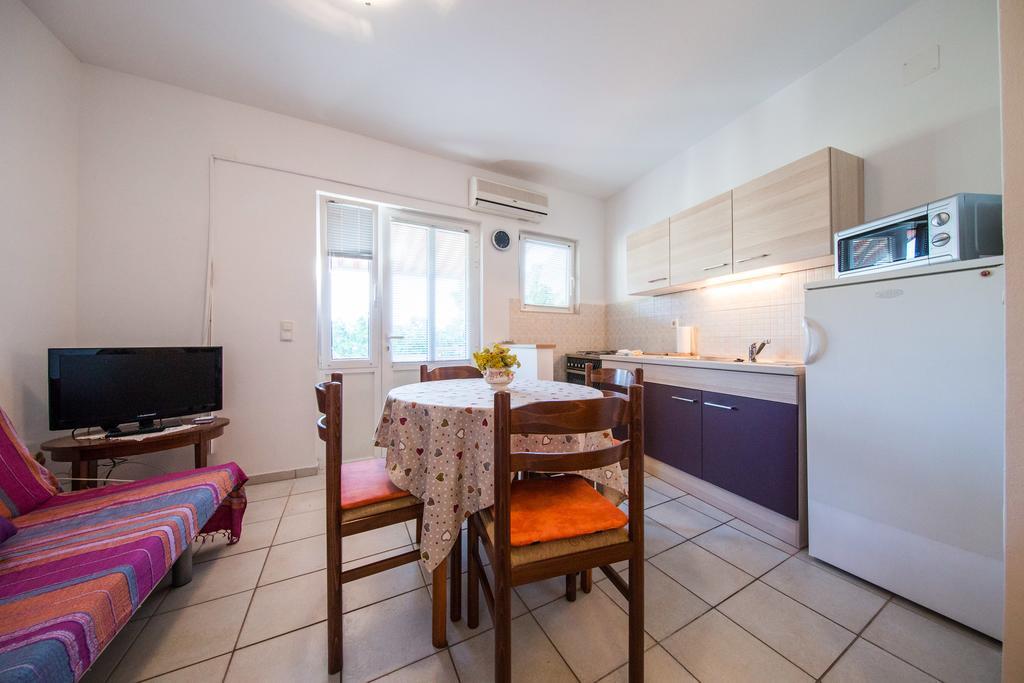 Garden Apartments Komiza Ngoại thất bức ảnh