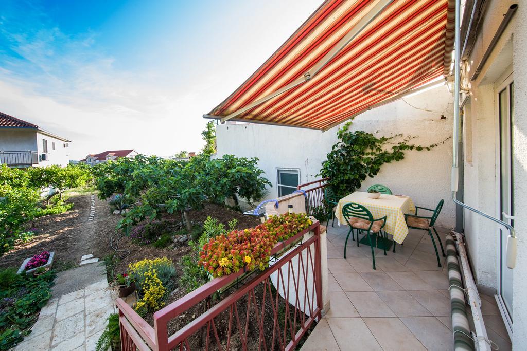 Garden Apartments Komiza Ngoại thất bức ảnh